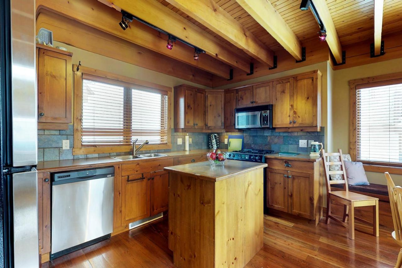 Polar Peak Villa Big White Екстериор снимка